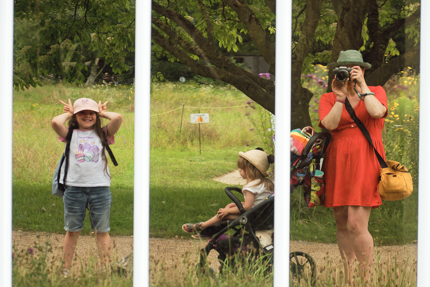 Kreative Familienfotografin in Worms: Selbstporträt – Fensterspiegelung der Fotografin mit ihren Kindern