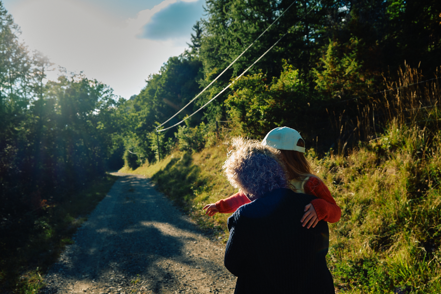 Natürliche Familienfotografie in Worms: Oma trägt ihr Enkelkind beim einem Spraziergang